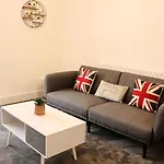Charming 3 Bedroom Free Wifi & Parking * Leeds (West Yorkshire)