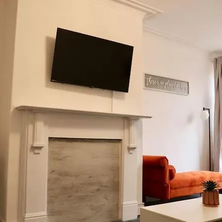 Apartment Charming 3 Bedroom Free Wifi & Parking