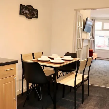 Charming 3 Bedroom Free Wifi & Parking