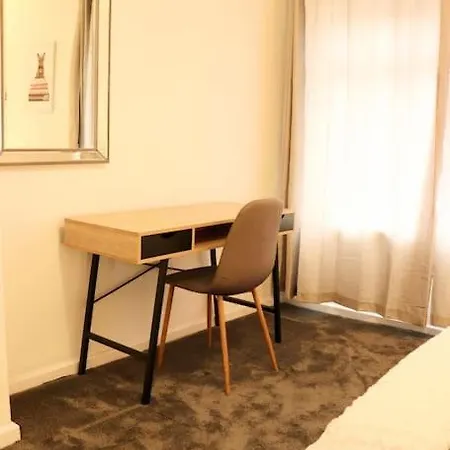 Charming 3 Bedroom Free Wifi & Parking *