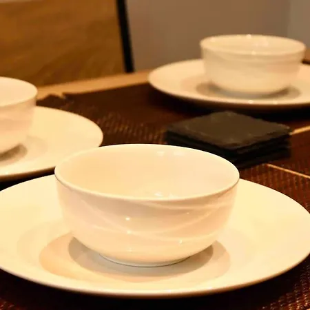 Charming 3 Bedroom Free Wifi & Parking * ليدز