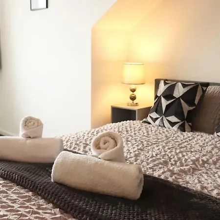 Apartman Charming 3 Bedroom Free Wifi & Parking *