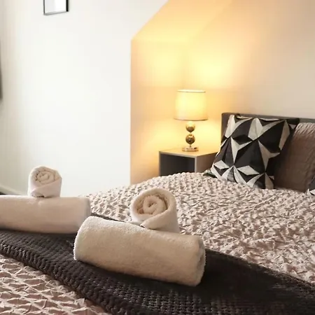 Apartment Charming 3 Bedroom Free Wifi & Parking *