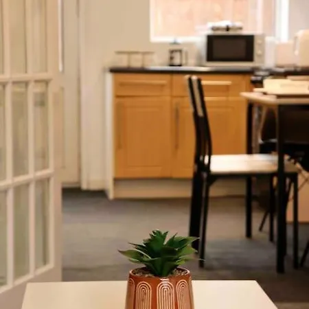 Charming 3 Bedroom Free Wifi & Parking Apartment Leeds (West Yorkshire)