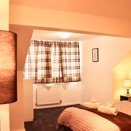 Charming 3 Bedroom Free Wifi & Parking * ليدز