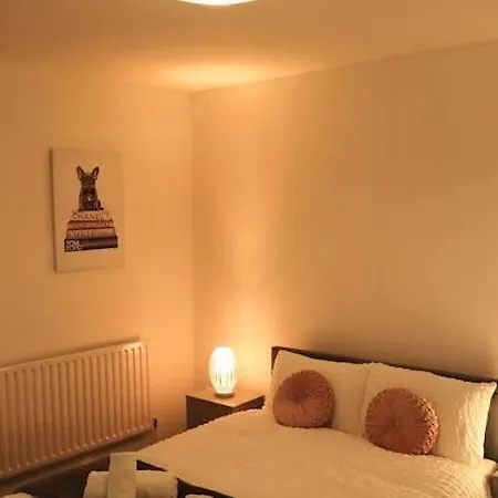 Charming 3 Bedroom Free Wifi & Parking 利兹