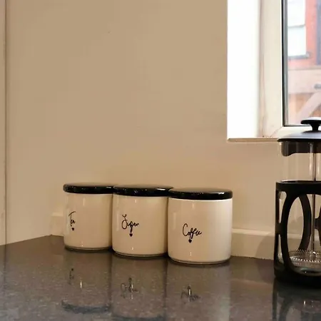Charming 3 Bedroom Free Wifi & Parking Apartment Leeds (West Yorkshire)