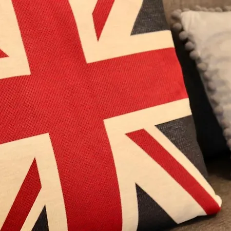 Charming 3 Bedroom Free Wifi & Parking *