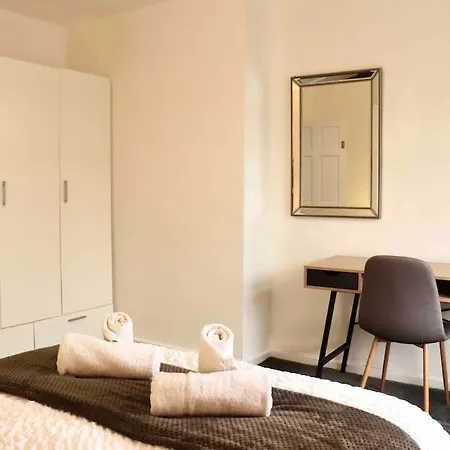 Apartman Charming 3 Bedroom Free Wifi & Parking *