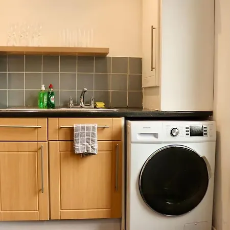 Charming 3 Bedroom Free Wifi & Parking *