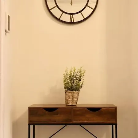 Charming 3 Bedroom Free Wifi & Parking *