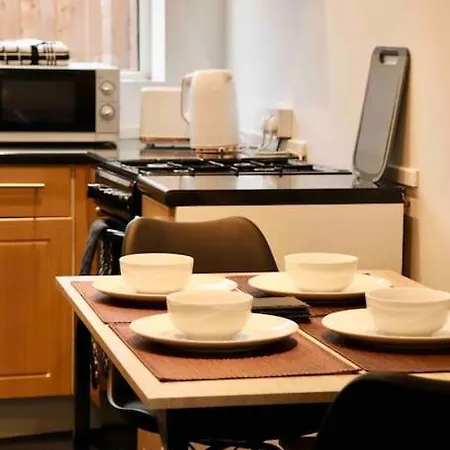 Charming 3 Bedroom Free Wifi & Parking Apartment