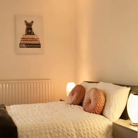 Apartment Charming 3 Bedroom Free Wifi & Parking