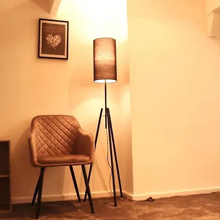 Charming 3 Bedroom Free Wifi & Parking * ليدز