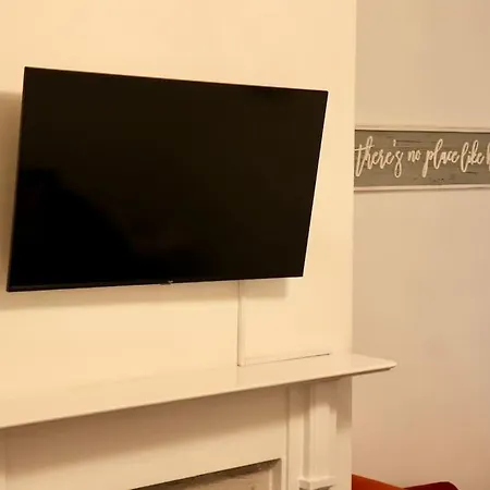 Apartment Charming 3 Bedroom Free Wifi & Parking