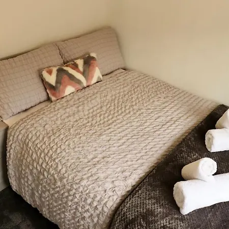 Charming 3 Bedroom Free Wifi & Parking Leeds (West Yorkshire)