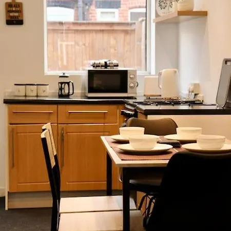 Apartment Charming 3 Bedroom Free Wifi & Parking