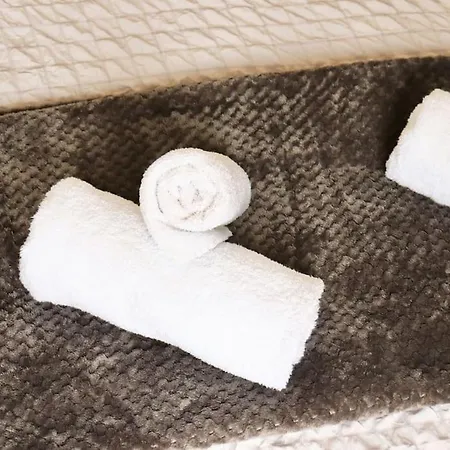 Charming 3 Bedroom Free Wifi & Parking *