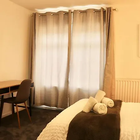Charming 3 Bedroom Free Wifi & Parking ليدز