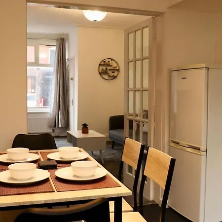 Charming 3 Bedroom Free Wifi & Parking *