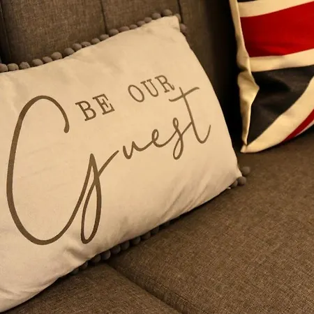 Charming 3 Bedroom Free Wifi & Parking * ليدز