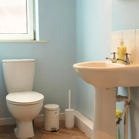 Charming 3 Bedroom Free Wifi & Parking