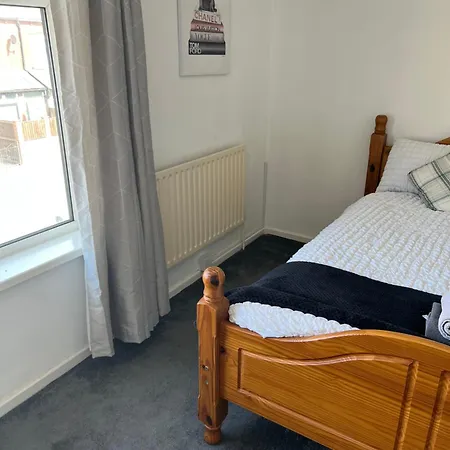 Charming 3 Bedroom Free Wifi & Parking Apartment Leeds (West Yorkshire)