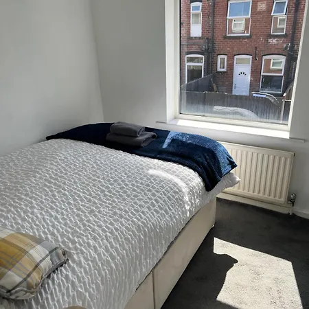 Charming 3 Bedroom Free Wifi & Parking Apartment
