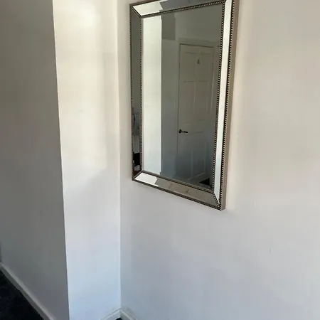 Apartment Charming 3 Bedroom Free Wifi & Parking