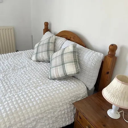 Charming 3 Bedroom Free Wifi & Parking Apartment *