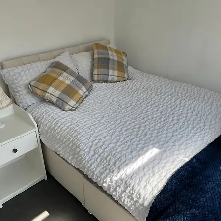 Apartment Charming 3 Bedroom Free Wifi & Parking