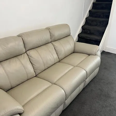 Charming 3 Bedroom Free Wifi & Parking Apartment Leeds (West Yorkshire)