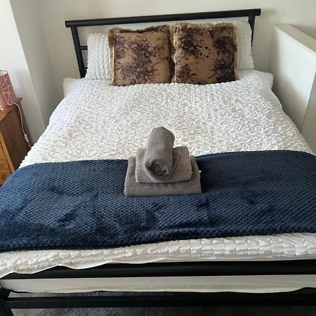Charming 3 Bedroom Free Wifi & Parking