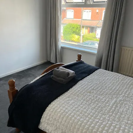 Apartment Charming 3 Bedroom Free Wifi & Parking *