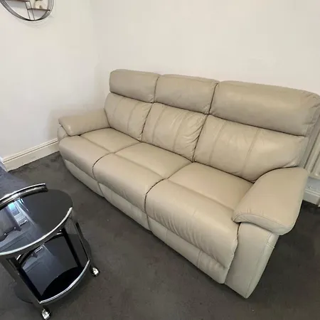 Apartment Charming 3 Bedroom Free Wifi & Parking