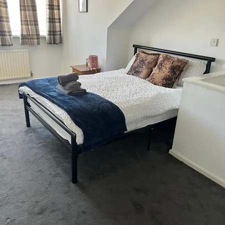 Charming 3 Bedroom Free Wifi & Parking Apartment *