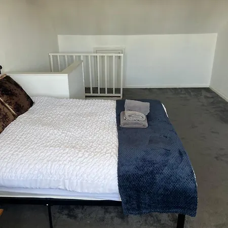 Apartment Charming 3 Bedroom Free Wifi & Parking *