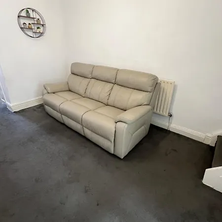 Charming 3 Bedroom Free Wifi & Parking *