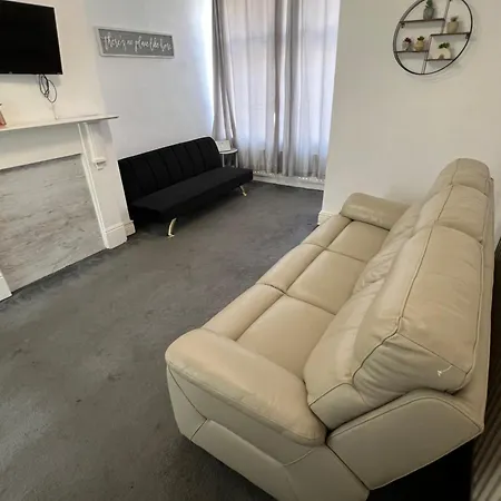 Charming 3 Bedroom Free Wifi & Parking * Leeds (West Yorkshire)