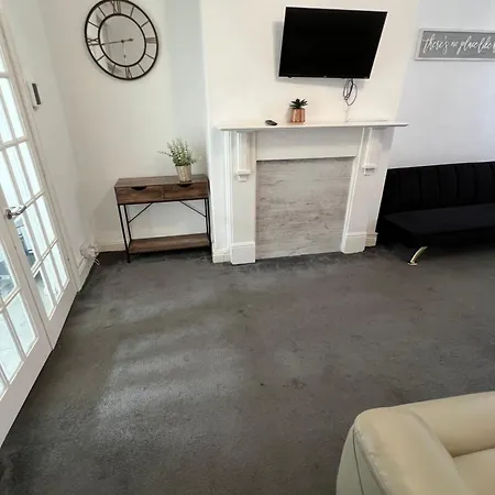 Charming 3 Bedroom Free Wifi & Parking Apartment
