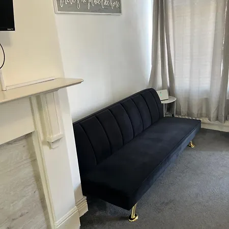 Charming 3 Bedroom Free Wifi & Parking Apartment *