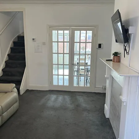 Apartment Charming 3 Bedroom Free Wifi & Parking *