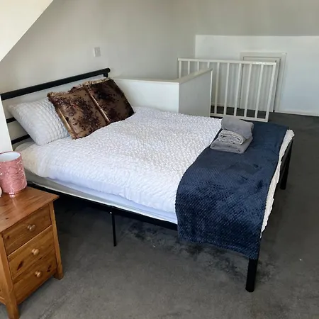 Charming 3 Bedroom Free Wifi & Parking *