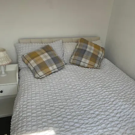 Charming 3 Bedroom Free Wifi & Parking Apartment