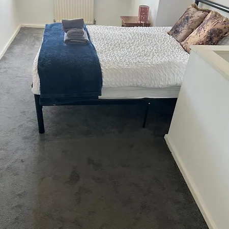 Apartment Charming 3 Bedroom Free Wifi & Parking *