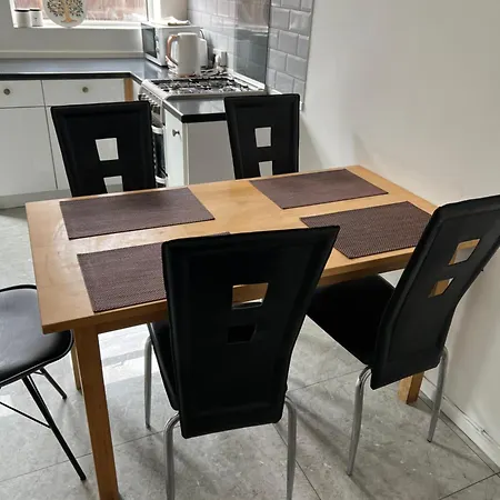 Charming 3 Bedroom Free Wifi & Parking