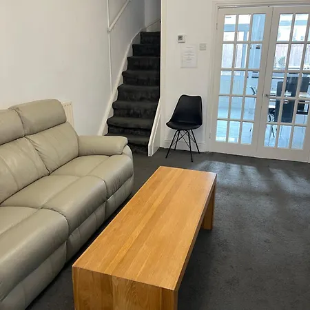 Charming 3 Bedroom Free Wifi & Parking Apartmán