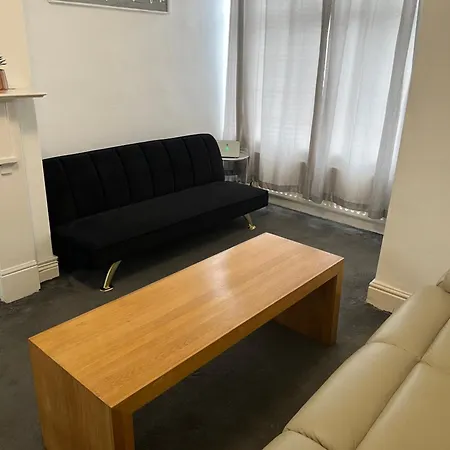 Charming 3 Bedroom Free Wifi & Parking Apartment *