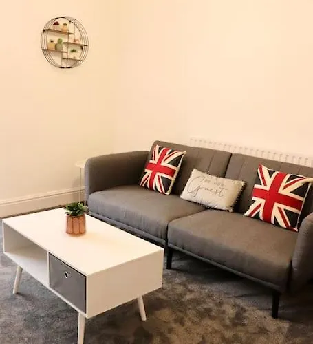 Charming 3 Bedroom Free Wifi & Parking * 리즈