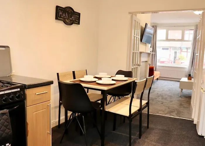 Charming 3 Bedroom Free Wifi & Parking